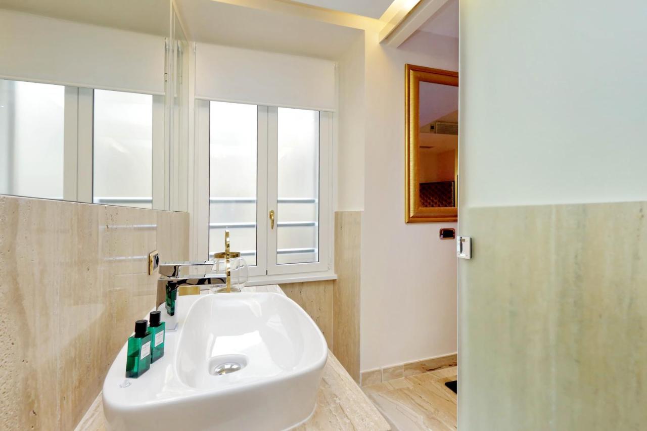 Trevi Diamond Luxury Suites & Jacuzzi Рим Екстер'єр фото